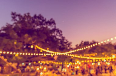 Arka plan kullanımı için Bokeh ile bahçede gece festivalinin klasik ton bulanık görüntüsü .