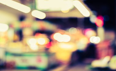 Arka plan kullanımı için gece pazarındaki gıda tezgahının soyut bulanık görüntüsü. (Klasik ton))