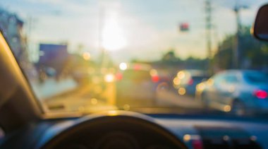 Arkaplan için akşam vakti Bokeh ile içerideki arabanın bulanık görüntüsü