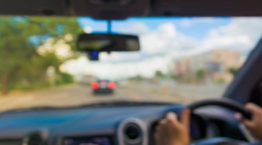 Arka plan kullanımı için gündüz vakti araba kullanan insanların soyut bulanık görüntüsü. (Klasik ton))