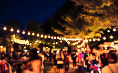 Arka plan kullanımı için Bokeh ile bahçede gece festivalinin klasik ton bulanık görüntüsü .