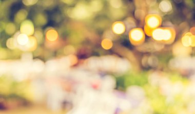 Bokeh 'in arka plan kullanımı için gündüz vakti açık kahve dükkanı ya da restoranın soyut bulanık görüntüsü. (Klasik ton))
