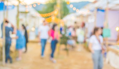 Arkaplan kullanımı için gündüz festivalinin soyut bulanık görüntüsü.