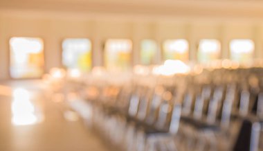 Arka plan kullanımı için boş oditoryum odasının bulanık görüntüsü.