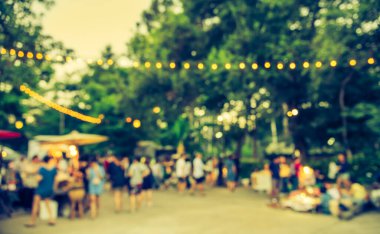 Arka plan kullanımı için Bokeh ile bahçede gündüz festivalinin soyut bulanık görüntüsü. (Klasik ton))