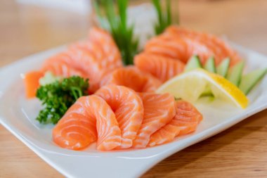 Japon mutfağının çiğ ve taze somon balığı dilimlenmiş hali..