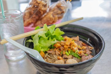 İnek eti resmi Erişte Çorbası (Kuay Tiew), Tayland usulü mutfak.