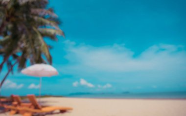 Arka plan kullanımı için Bokeh ile plajdaki bulanık güneş yatağı görüntüsü. (Klasik ton))