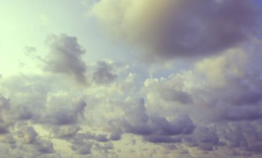 Arkadaki kullanım için mavi gökyüzü ve beyaz bulut dokusu görüntüsü. (Klasik ton))