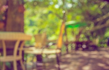 Arka plan kullanımı için gündüz vakti Bokeh 'le kahve dükkanının bulanık görüntüsü. (Klasik ton))