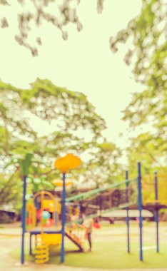 Arka plan kullanımı için Bokeh ile bahçedeki açık hava oyun alanının soyut bulanık görüntüsü. (Klasik ton))