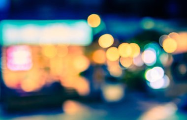 Gece vakti arka plan kullanımı için ışık saçan bulanık restoran veya kafe görüntüsü. (Klasik ton))