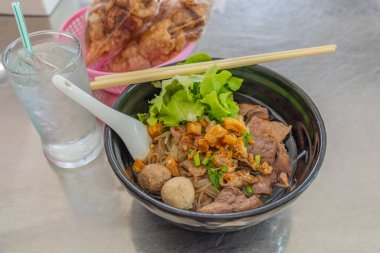 İnek eti resmi Erişte Çorbası (Kuay Tiew), Tayland usulü mutfak.