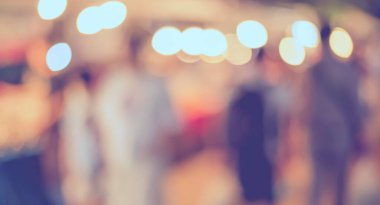 Arka plan kullanımı için Bokeh ile sokakta bulanık gece pazarının klasik ton görüntüsü .