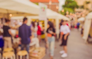 Arka plan kullanımı için gündüz festivalinin soyut bulanık görüntüsü. (Klasik ton))