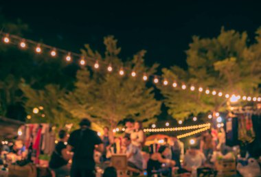 Arka plan kullanımı için Bokeh ile bahçede gece festivalinin klasik ton bulanık görüntüsü .