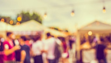 Gündüz festivalinde arka plan kullanımı için yiyecek tezgahının soyut bulanık görüntüsü. (Klasik ton))