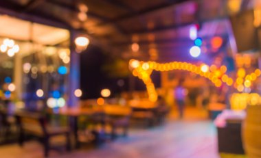 Arka plan kullanımı için gece vakti bulanık restoran görüntüsü. (Klasik ton))