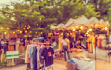 Arka plan kullanımı için Bokeh ile bahçede gündüz festivalinin soyut bulanık görüntüsü. (Klasik ton))