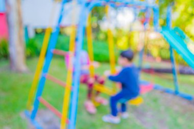 Kamu parkındaki çocuk parkının arka plan kullanımı için bulanık ve bulanık görüntüsü.