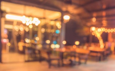 Arka plan kullanımı için gece vakti bulanık restoran görüntüsü. (Klasik ton))