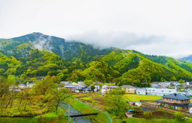 Japonya 'nın otsuki, Yamanashi bölgesindeki Japonya' nın tarım alanı yakınlarındaki modern ev görüntüsü.