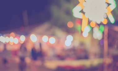 Arka plan kullanımı için Bokeh ile sokakta bulanık gece pazarının klasik ton görüntüsü .