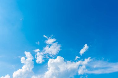 Arkaplan kullanımı için mavi gökyüzü ve beyaz bulutun gündüz görüntüsü.