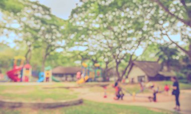Arka plan kullanımı için Bokeh ile bahçedeki açık hava oyun alanının soyut bulanık görüntüsü. (Klasik ton))