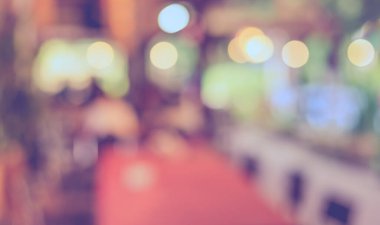 Gündüz vakti Bokeh 'in arka plan kullanımı için kullandığı kahve dükkanı veya restoranın soyut bulanık görüntüsü.