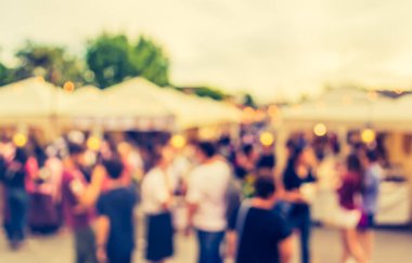 Gündüz festivalinde arka plan kullanımı için yiyecek tezgahının soyut bulanık görüntüsü. (Klasik ton))