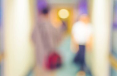 Koridorun bulanık görüntüsü ve arka plan kullanımı için havaalanındaki insanlar .