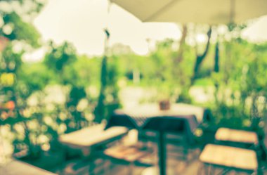 Soyut bulanık açık hava kahve kulübesinin gündüz vakti arka plan kullanımı için görüntüsü. (Klasik ton))