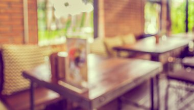 Kafenin arka planında Bokeh imajı var. (Klasik ton))