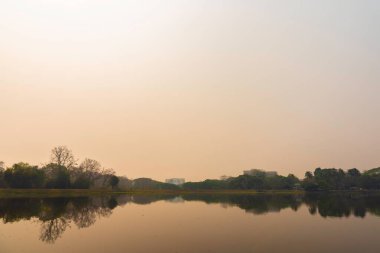Kirlilik sisli göl görüntüsü, Chiang Mai Tayland. Kötü havadaki Başbakan 2.5 mikron çiftçinin kuru yaprak yakmasından geliyor..