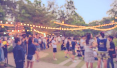Arka plan kullanımı için Bokeh ile bahçede gündüz festivalinin soyut bulanık görüntüsü. (Klasik ton))