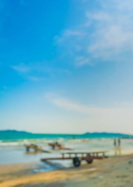 Arka plan kullanımı için sahilde yürüyen bulanık insanların soyut görüntüsü .