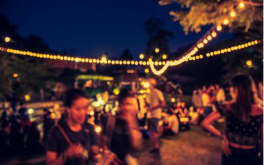 Arka plan kullanımı için Bokeh ile bahçede gece festivalinin klasik ton bulanık görüntüsü .