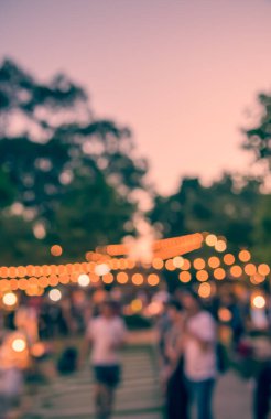Arka plan kullanımı için Bokeh ile bahçede gece festivalinin klasik ton bulanık görüntüsü .