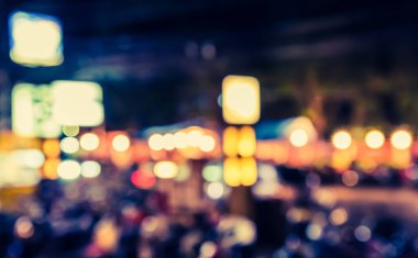 Gece vakti Bokeh 'in arka plan kullanımı için kullandığı kafenin ya da restoranın soyut bulanık görüntüsü. (Klasik ton))
