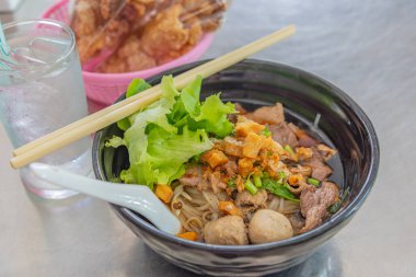 İnek eti resmi Erişte Çorbası (Kuay Tiew), Tayland usulü mutfak.