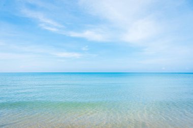 Güneşli bir günde sahilin görüntüsü Chao Lao Sahili, Khlong Khut, Chanthaburi, Tayland