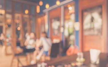Arka plan kullanımı için Bokeh 'li bir restoran ya da kahve dükkanının bulanık görüntüsü. (Klasik ton))
