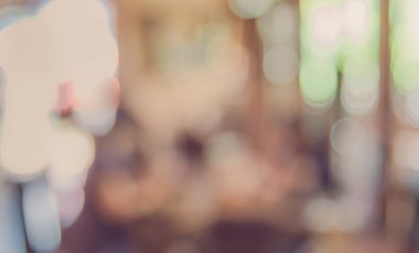 Gündüz vakti Bokeh 'in arka plan kullanımı için kullandığı kafenin ya da restoranın soyut bulanık görüntüsü. (Klasik ton))