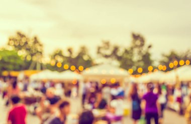 Gündüz festivalinde arka plan kullanımı için yiyecek tezgahının soyut bulanık görüntüsü. (Klasik ton))