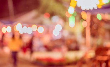 Arka plan kullanımı için Bokeh ile sokakta bulanık gece pazarının klasik ton görüntüsü .