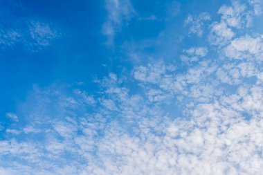 Arka plan kullanımı için mavi gökyüzü ve beyaz bulutun gündüz görüntüsü. (yatay)).