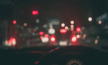 Arka plan için gece vakti trafik sıkışıklığından gelen bokeh ışıkları olan içerideki arabaların klasik ton bulanık görüntüsü .