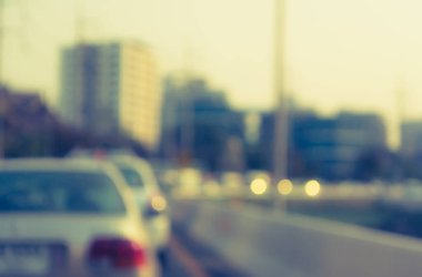 Arka plan kullanımı için gündüz vakti araba kullanan insanların klasik ton bulanık görüntüsü. (içeriden fotoğraf çek)