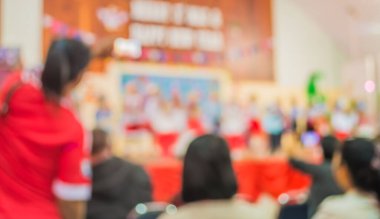 Arka plan kullanımı için çocukların gösterisini sahnede görmek isteyen bulanık insanların görüntüsü .